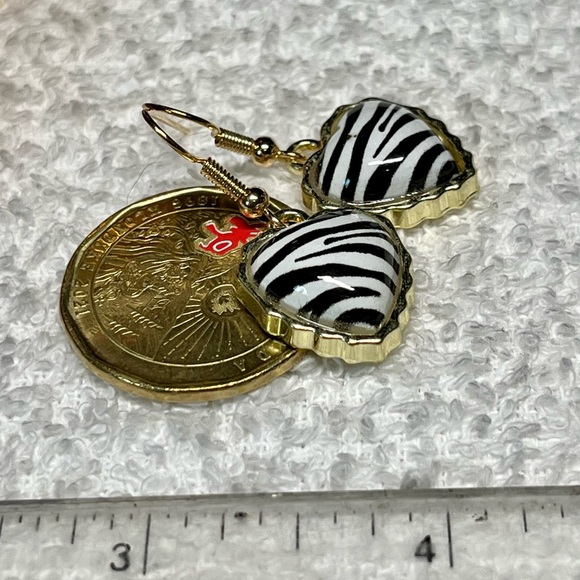 Pretty NWT-zebra print hearts , hooks - Picture 2 of 11